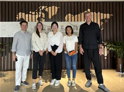 Perusahaan Elemen Delegasi Rusia, menunjukkan minat yang kuat pada produk pin...